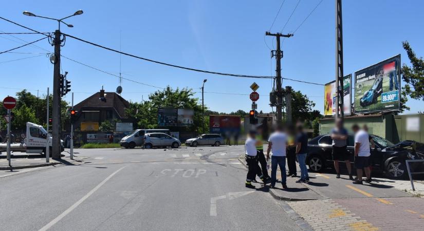 Álrendőröket fogtak a budapesti nyomozók: a két férfi idős embereket szólított le az utcán, majd betörésre hivatkozva vagyonellenőrzést tartottak náluk és kirabolták őket