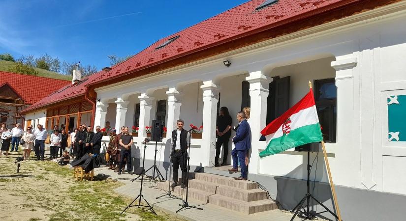 A sólyom megtisztította a teret, és áldást kaptak a Magyar Közösségi Házra Gömörpéterfalán