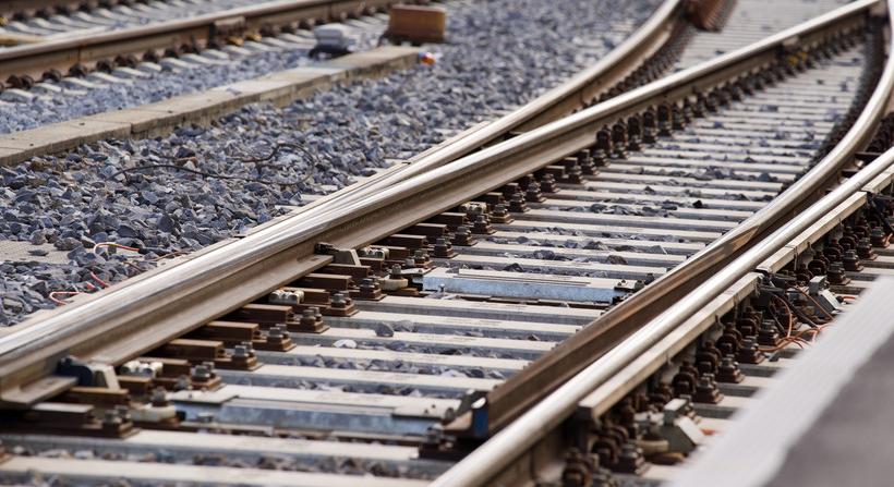 Tragikus vonatbaleset – A síneken ült, a jelzésre sem reagált