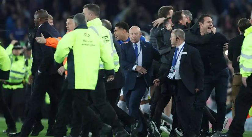 Balhé Angliában: Vieira megrúgott egy ünneplő Everton-drukkert - videó
