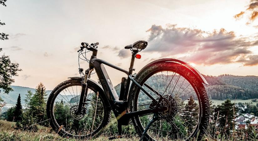 Kerékpárosok, figyelem: egyes biciklikre kötelező a biztosítás és a bukósisak