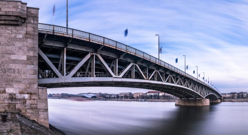 Sávlezárás lesz az egyik budapesti hídon: érdemes fokozottan figyelnie a közlekedőknek