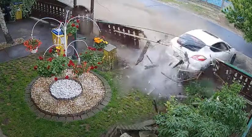 Kiskertembe berongyolt egy Porsche, székelykapum összevissza törte