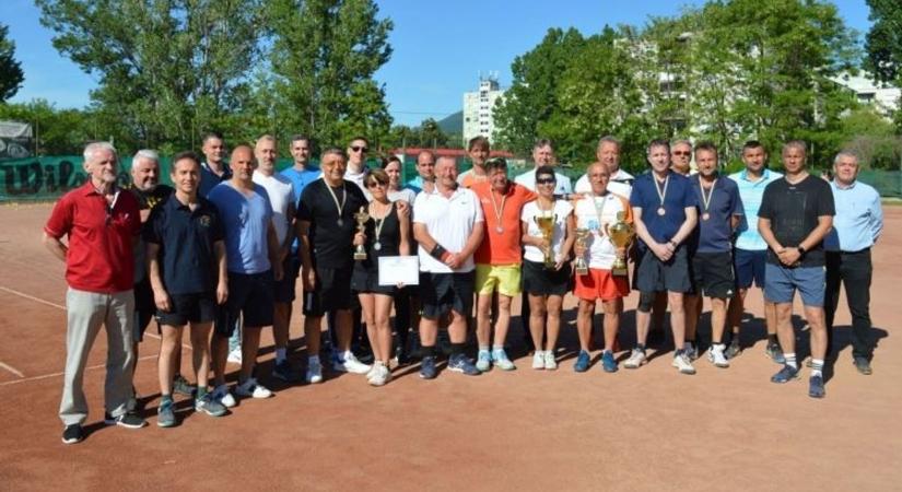 Országos teniszversenyen mérettették meg magukat a rendőrök Egerben