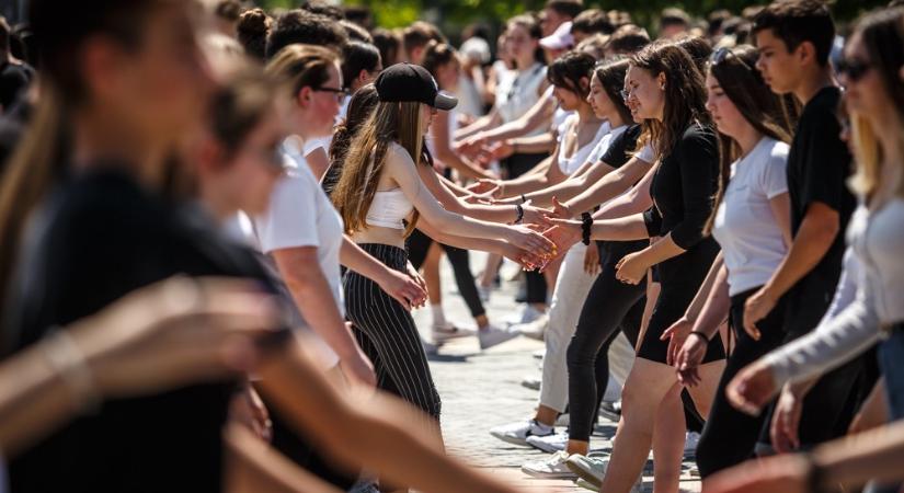 Több mint 400 fiatal táncolt együtt a szombathelyi Fő téren