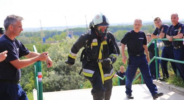 Legyőzték a Duna-parti lépcsősort a tűzoltók