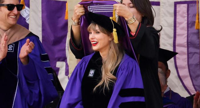 Taylor Swift kapott egy tiszteletbeli doktori címet