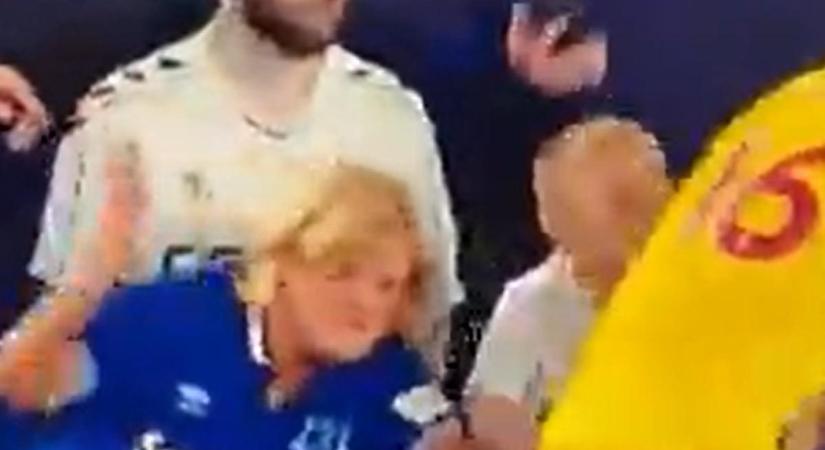 Everton: a szurkoló hölgy elfenekelte az ellenfél játékosát – videó