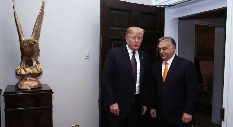 Miután Donald Trump megveregette Orbán Viktor vállát, gyorsan jött a méltatás a magyar kormányfőtől is