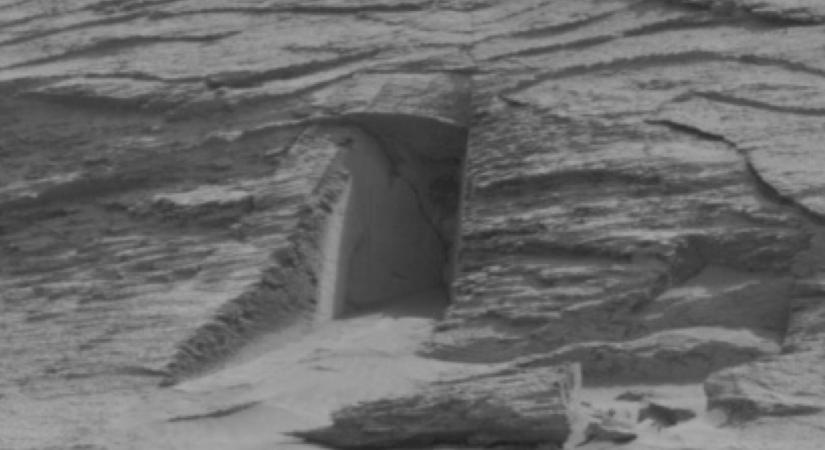 Titokzatos ajtó alakú kőzetet találtak a Marson – a konteósok egyből beindultak