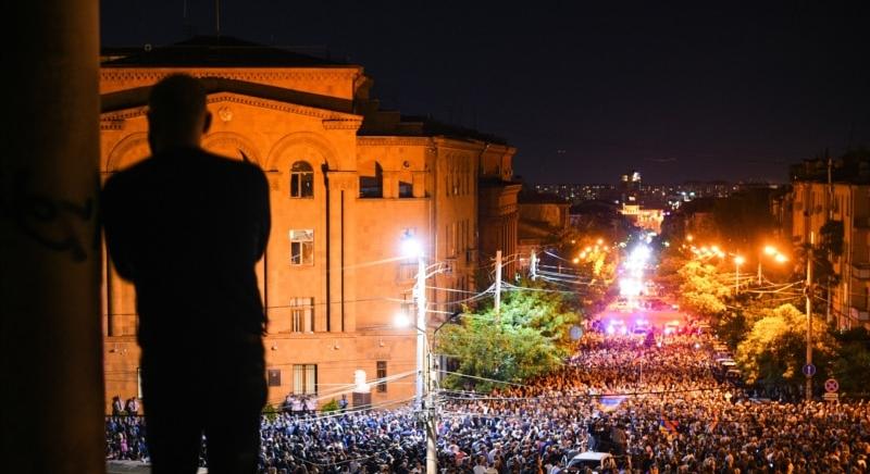 Több száz embert tartóztattak le a hetek óta tartó kormányellenes tüntetéseken Örményországban
