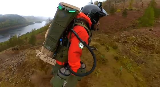 Videó: 3,5 perc alatt ért fel a hegytetőre a jetpackkel repülő mentős