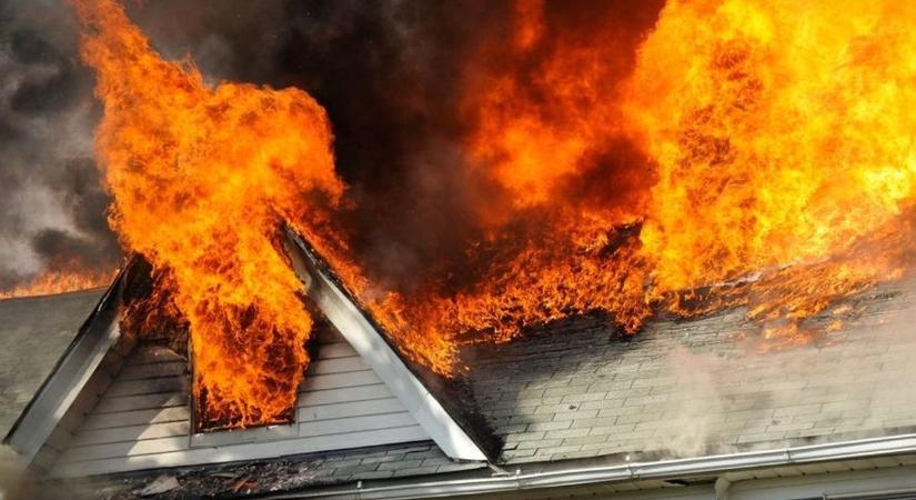 Kigyulladt egy családi ház Mátramindszenten – két gázpalackot mentettek ki a lángokból a tűzoltók