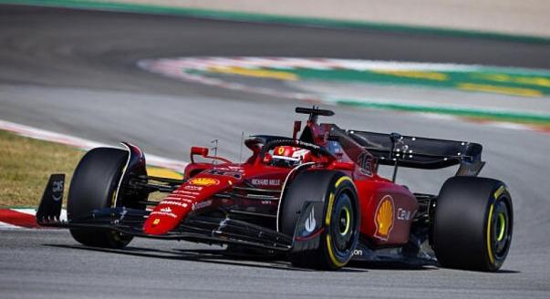 Leclerc az élen, jó a Mercedes Barcelonában