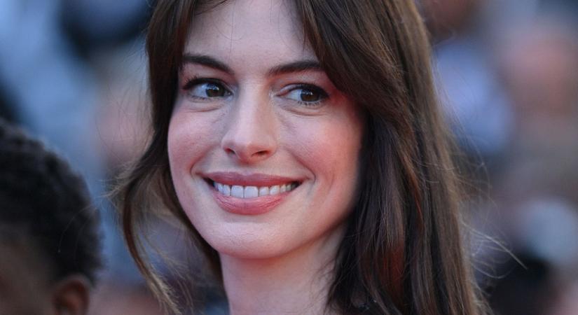 Anne Hathaway csillogó, hófehér estélyiben tündökölt Cannes-ban: férje büszkén feszített mellette