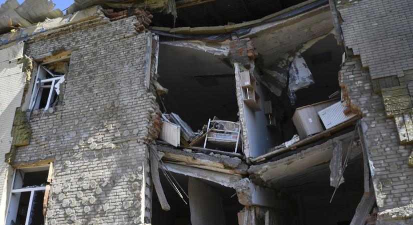 Videón, ahogy orosz rakétacsapás ér egy harkivi épületet – szó szerint darabjaira hullott, hét ember megsérült