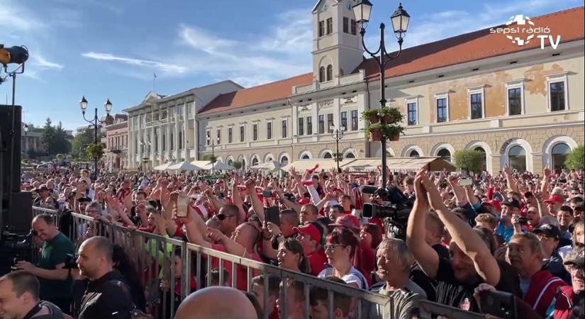 Ezrek ünnepelték Sepsiszentgyörgy főterén a győztes futballcsapatot (Videók!)