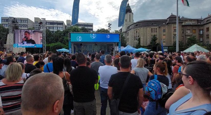 Őrült hangulatot varázsoltak Balázsék a Kossuth térre - videóval