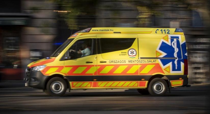 Tragikus: autó alá szorult egy asszony Lajosmizsén, a kórházba szállítás után belehalt sérüléseibe