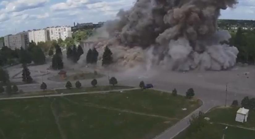 Brutális videófelvétel egy ukrán kultúrház elleni rakétatámadásról