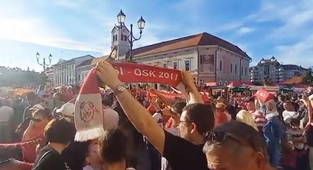 Több ezren ünnepelték Sepsiszentgyörgy főterén a kupagyőztes futballcsapatot – videó