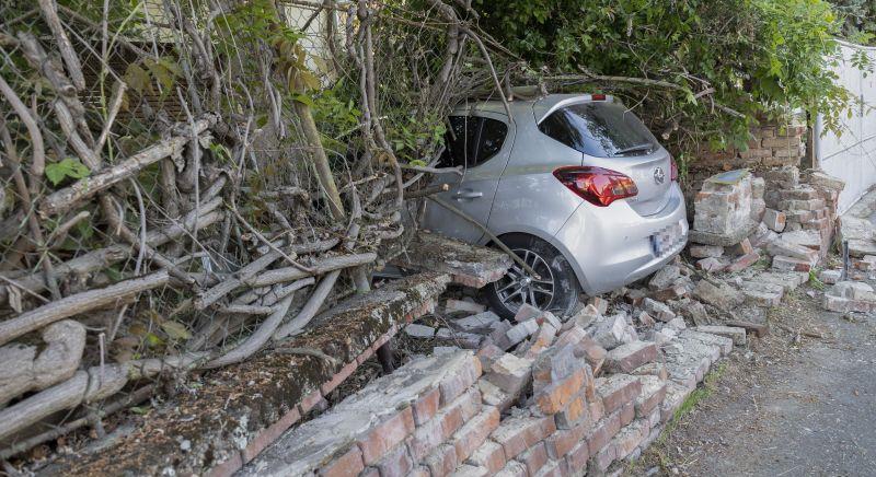 Tragédia Nagykanizsán: ház falának csapódott egy autó, meghalt egy motoros