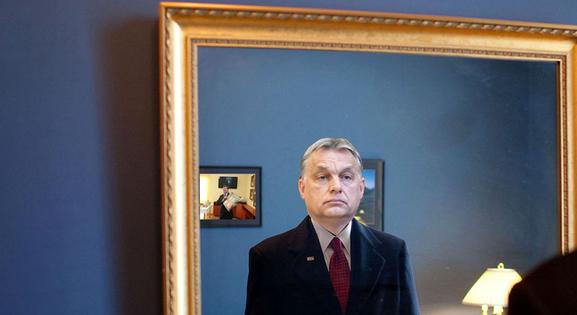 Orbán Viktor tükörbe nézett