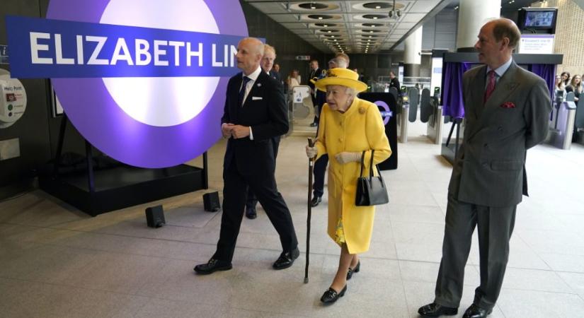 Erzsébet királynő friss fotóján mindenki a háttérben álló titokzatos férfit nézi