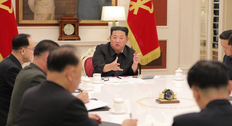 Kim Dzsongun cigarettázva szidta saját tisztviselőit