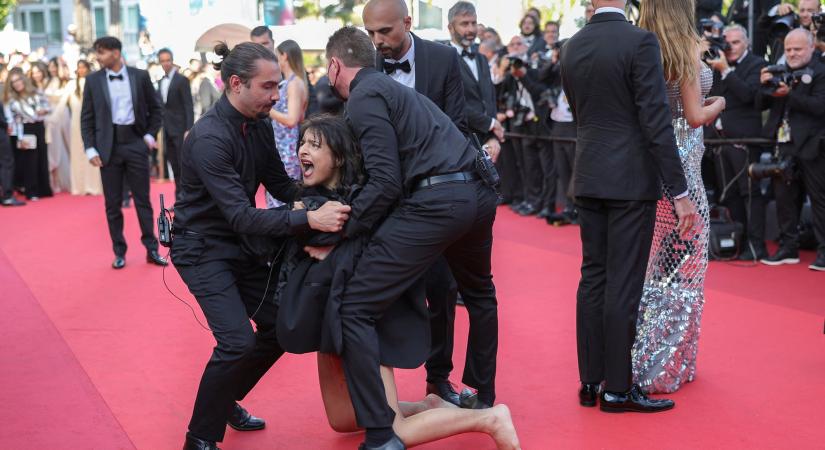 Az ukrán nők megerőszakolása miatt tiltakozó nő rohant be félmeztelenül a vörös szőnyegre Cannes-ban