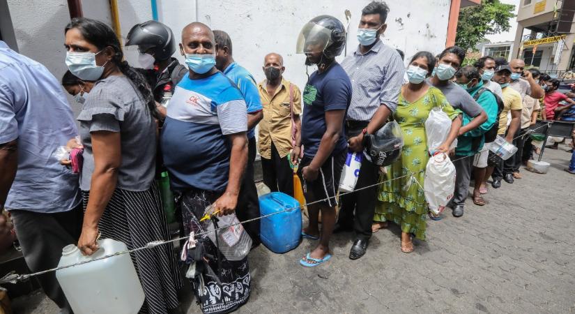 Újabb bukott állam: elfogyott a benzin Srí Lankán