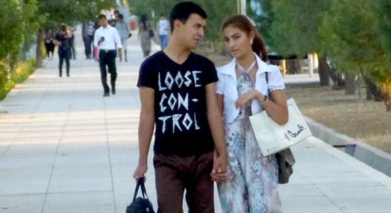 Szankcionált szerelem: a türkmén rendőrség letartóztatja a kéz a kézben sétáló párokat