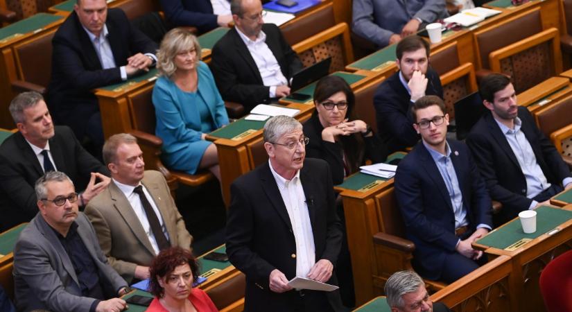 Rendre távol maradnak a parlamenti munkától a DK képviselői