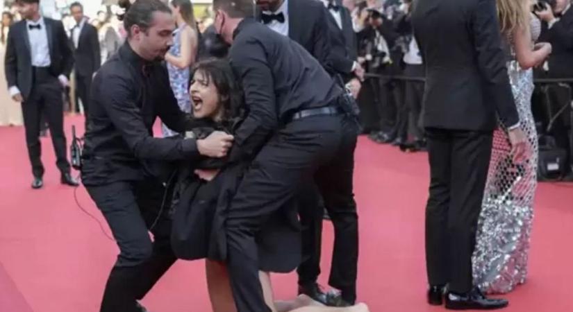 Egy félmeztelen nő rohant a vörös szőnyegre Cannes-ban