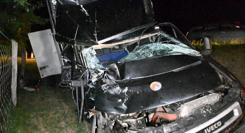 Helyszíni fotók az M5-ös autópályán történt tragikus balesetről, amiben egy 19 éves fiatal vesztette életét