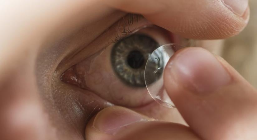 Megalkották a kontaklencsét, ami magától adagolja a gyógyszert a páciens szemébe