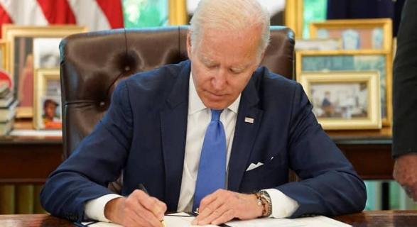 Biden aláírta a 40 milliárd dolláros támogatási csomagról szóló törvényt Ukrajnának