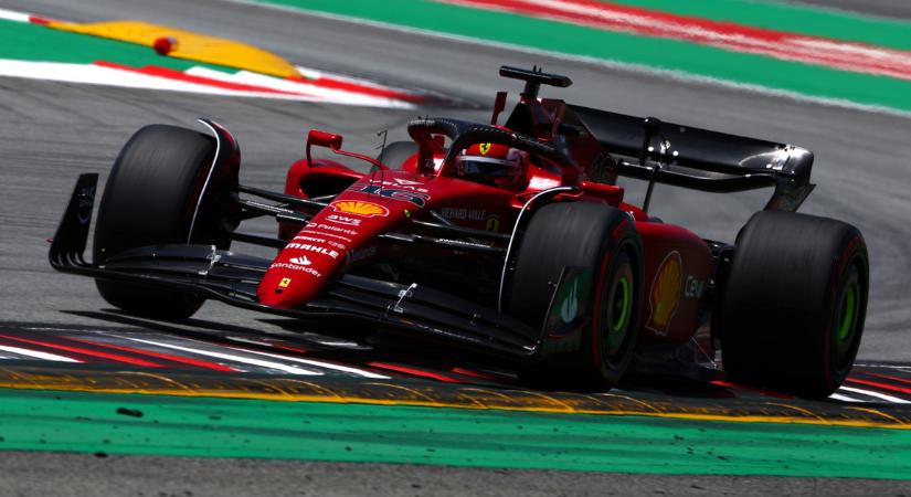Leclerc űridővel nyerte a barcelonai időmérőt, egy Mercedes befért a második sorba