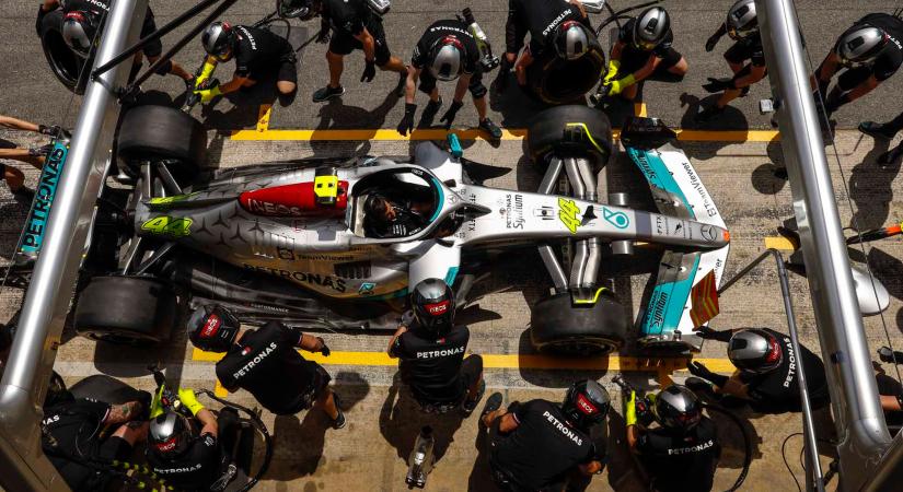 Hamilton a versenyen már a Ferrarikat veszi célba