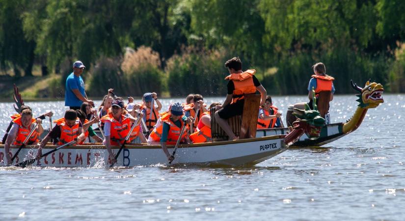 Tizennégy iskolai csapat mérte össze erejét a sárkányhajó versenyen Kecskeméten