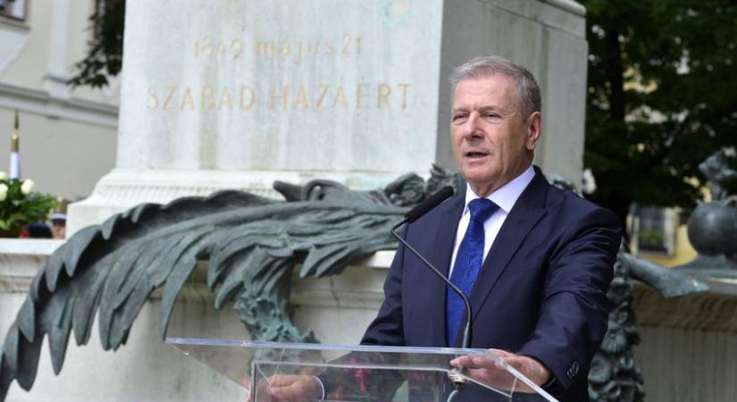 Honvédelmi miniszter: ez a nap bizonyítja mire képesek a magyarok a szabadságért