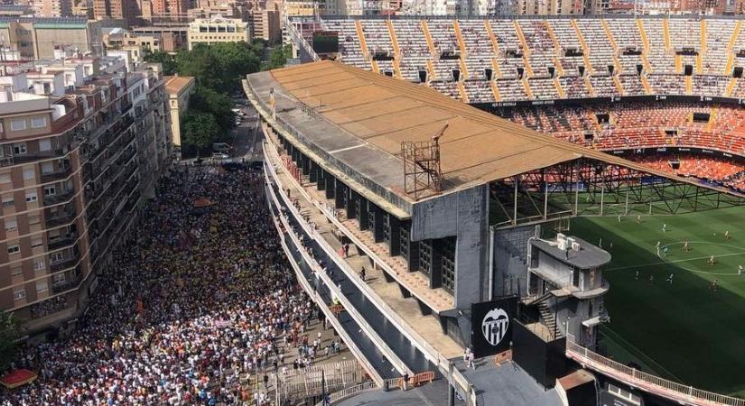 La Liga: üres lelátók, óriási tüntetés a stadion mellett