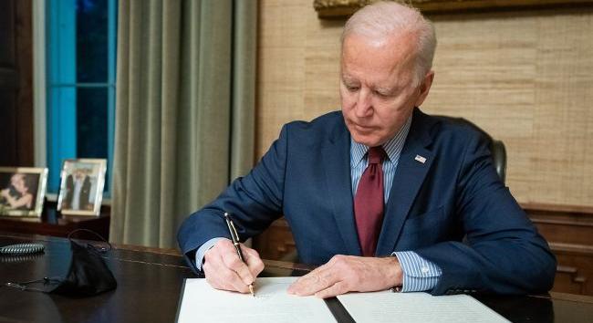 Biden aláírta, Zelenszkij megköszönte az Ukrajnának nyújtott 40 milliárd dolláros amerikai katonai támogatást