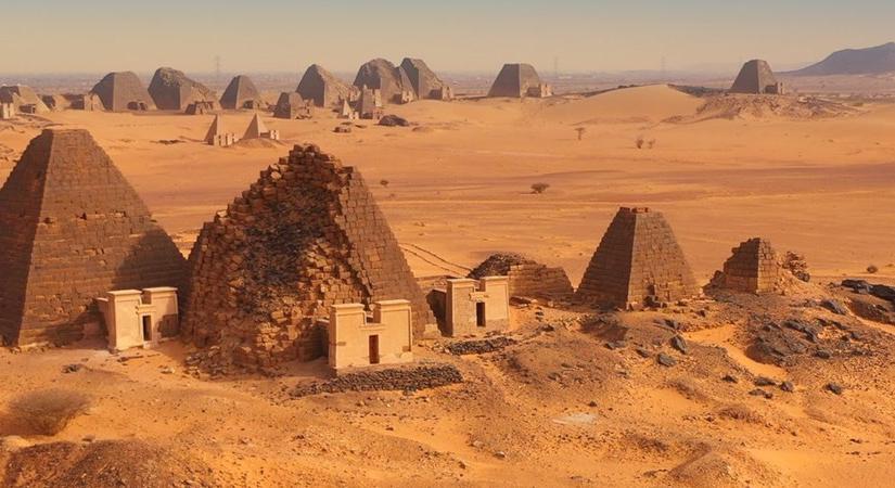 2500 éves piramist vetíthet lakása közepére a telefonjával