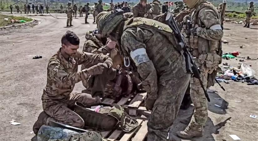 Döbbenetes felvételen, ahogy az oroszok lefegyverzik az ukrán Azov ezredet