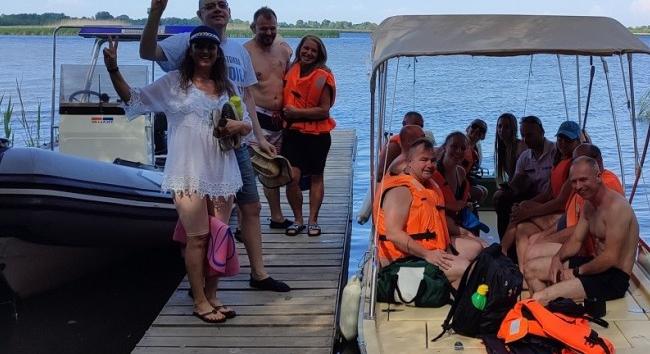 Huszonhét embert mentettek ki a háborgó Tisza-tóból