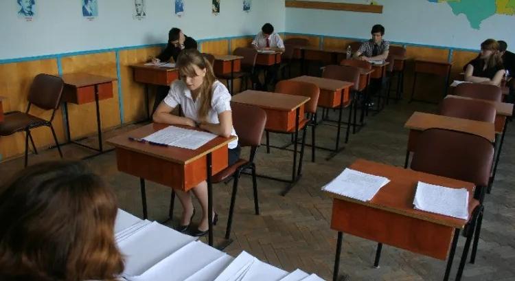 Jó hír a végzősöknek: könnyebb vizsgatételeket ígér az oktatási miniszter