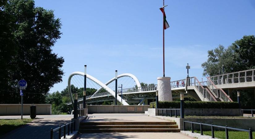 Bulikukákat helyez ki a szolgáltató a szolnoki Tiszavirág hídnál