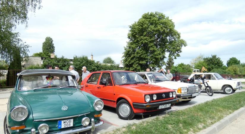 Autós emléktúra Ajkáról-Füredre: Egykori tagtársukra emlékeztek a baráti kör tagjai