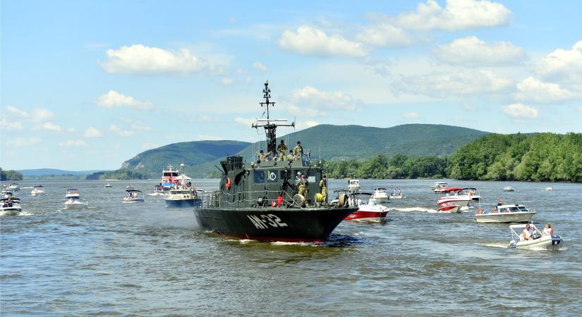 Közel 100 hajó részvételével nyitották meg a turisztikai szezont a Dunakanyarban (képek)